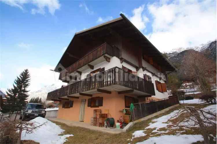 Villa Bifamiliare Auronzo di Cadore: 2 Appartamenti, Giardino e Box Auto