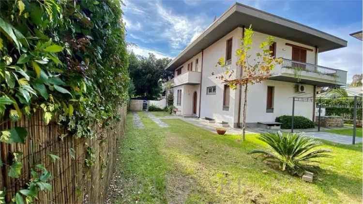 Villa bifamiliare via Dalmazia, Roma Imperiale, Forte dei Marmi