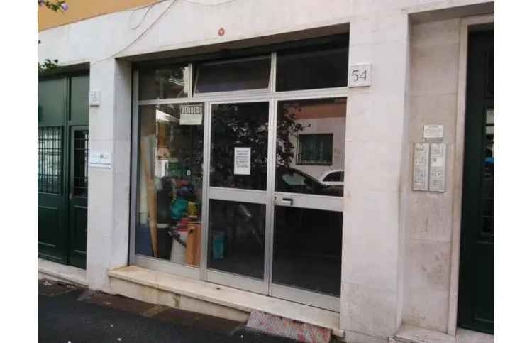 Negozio in vendita a Roma, Zona Nomentano