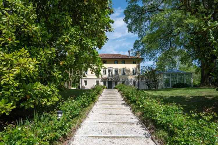 Villa nobiliare ristrutturata con parco e piscina