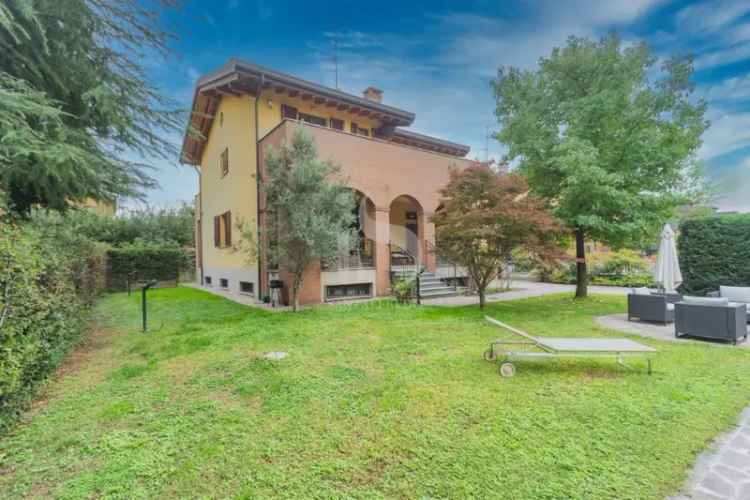 Villa in VIA I MAGGIO, Brugherio, 5 locali, 4 bagni, giardino privato