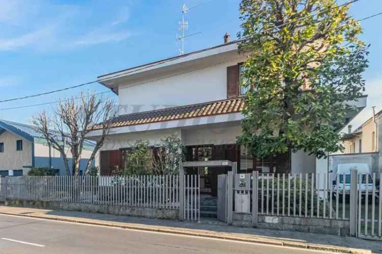 Villa in Via Milano, Cesano Maderno, 4 bagni, con box, 300 m²