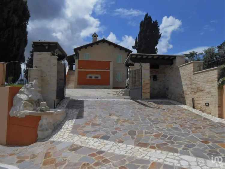 Vendita villa 8 locali di 240 m² in Offida (63073) - 90681 - iad