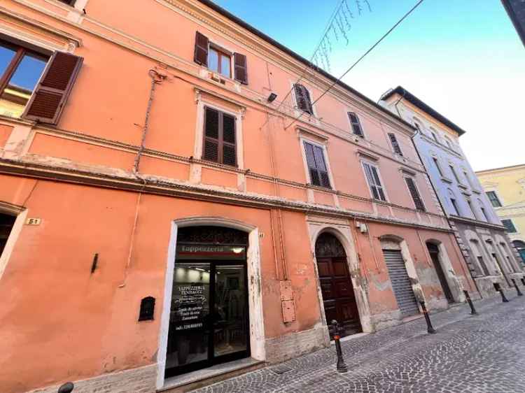 Appartamento in VIA CAVOUR, Fabriano, 8 locali, 2 bagni, 135 m²