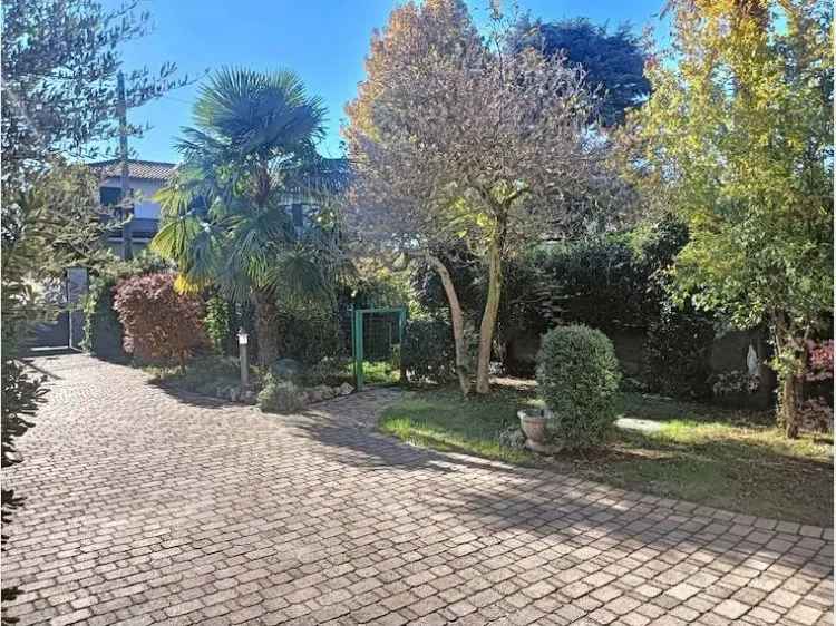 Villa Bifamiliare Magnago 210 mq Giardino 400 mq