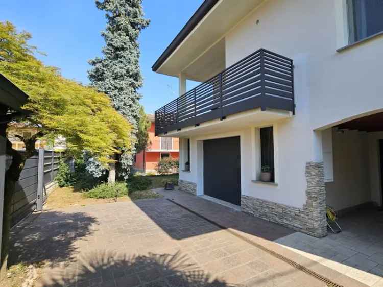 Villa in Via Dante, Caravaggio, 4 locali, 2 bagni, giardino privato