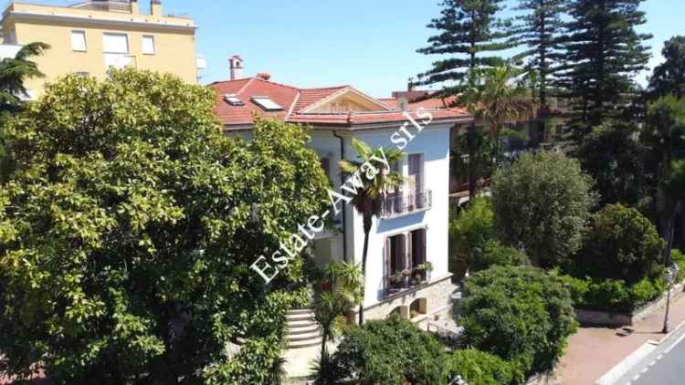 Villa singola in Via Romana, Bordighera, 14 locali, giardino privato