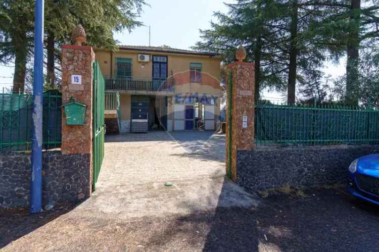 Villa in Via Aci Castello, Pedara, 7 locali, 2 bagni, giardino privato