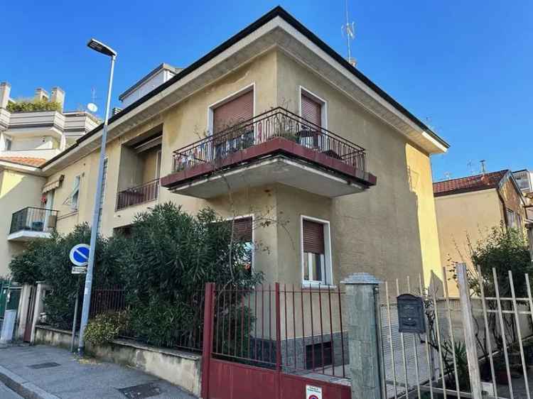 Villa in VIA SONDRIO, Cusano Milanino, 6 locali, 2 bagni, con box