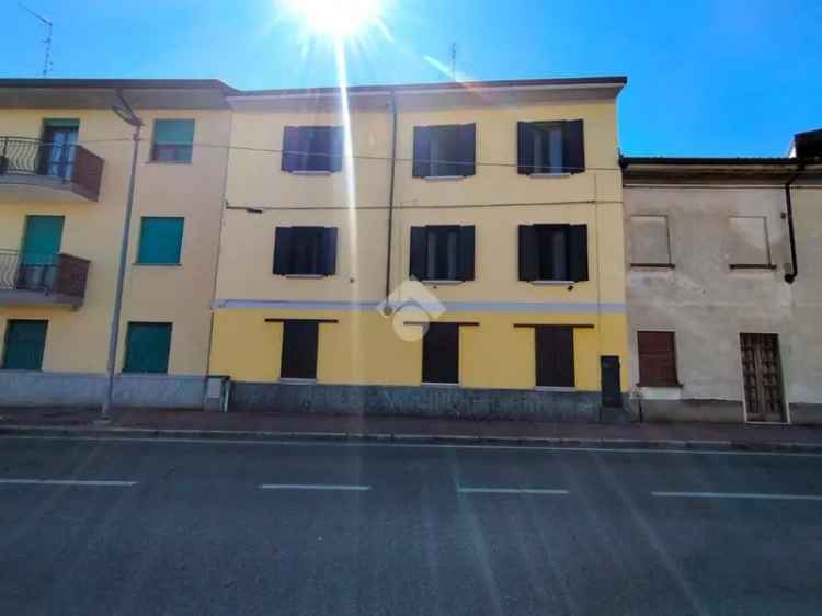 Appartamento piazza Cattaneo 1, Centro, Trecate