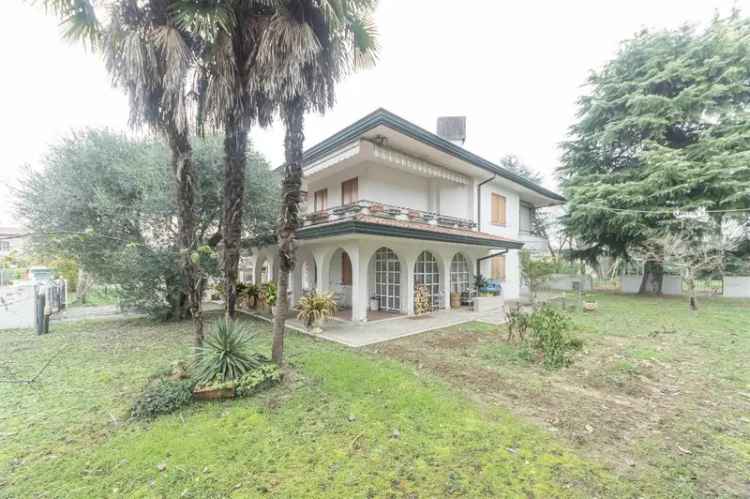 Villa in Toti 1, Mirano, 15 locali, 3 bagni, giardino privato, 319 m²