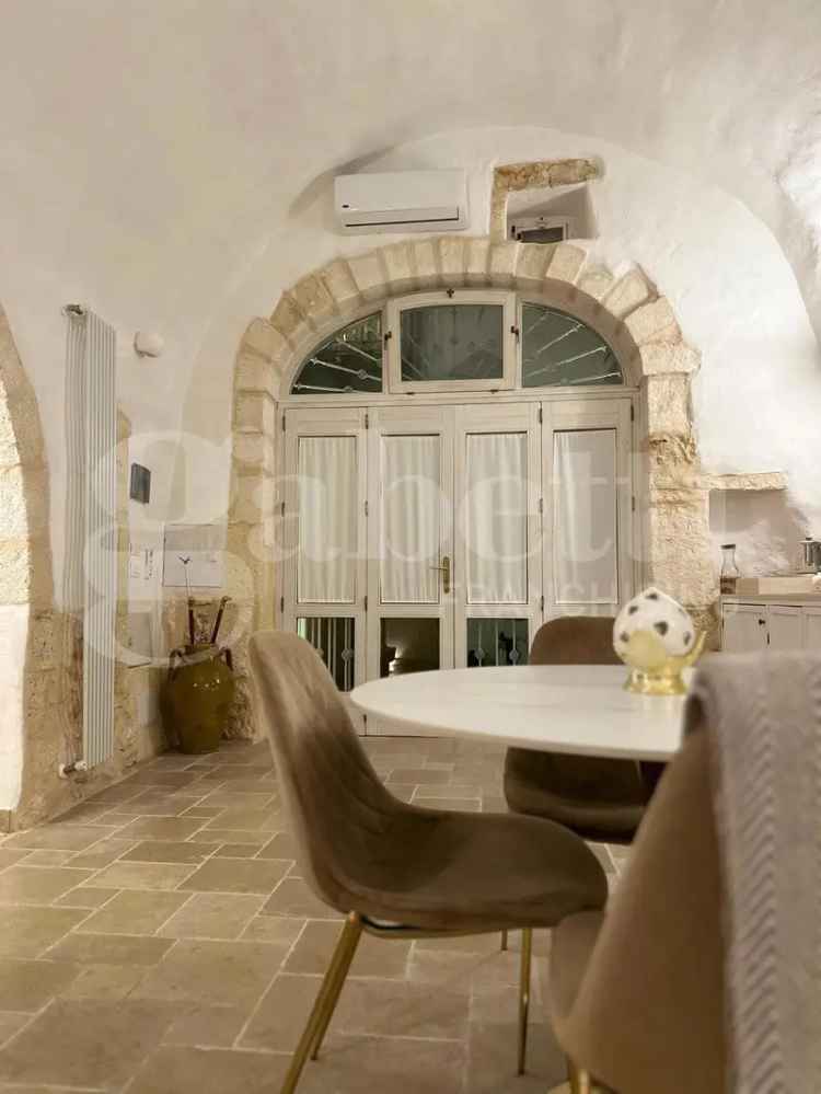 Casa Indipendente in Via Giuditta Tavani Arquati, Ostuni (BR)