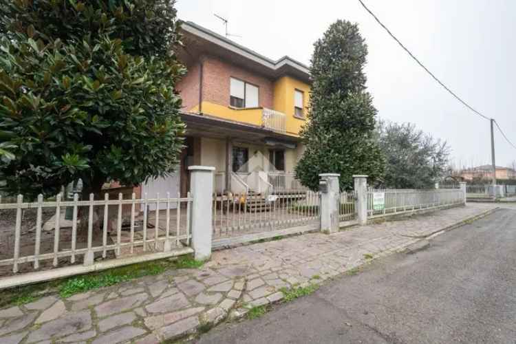 Villa a schiera via Fratelli Bandiera 1, Rovereto, Novi di Modena