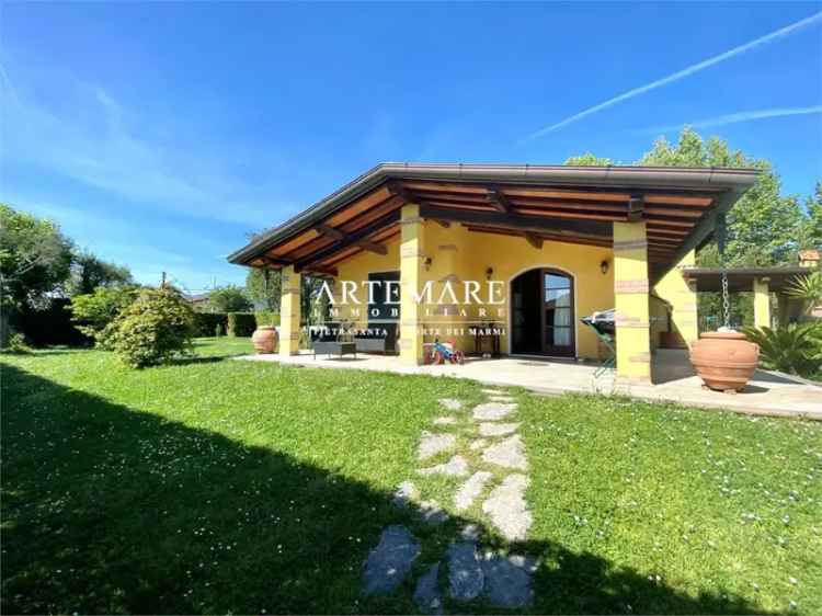 Villa in Via Serraglio, Pietrasanta, 7 locali, giardino privato