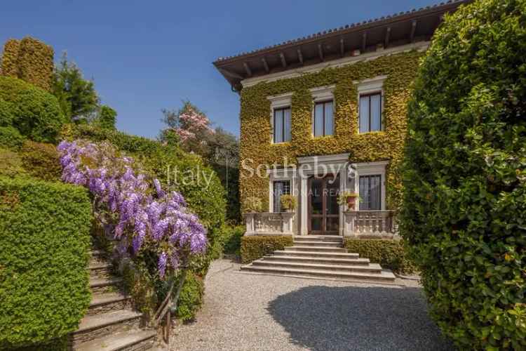 Villa inizio '900 con parco secolare e vista lago