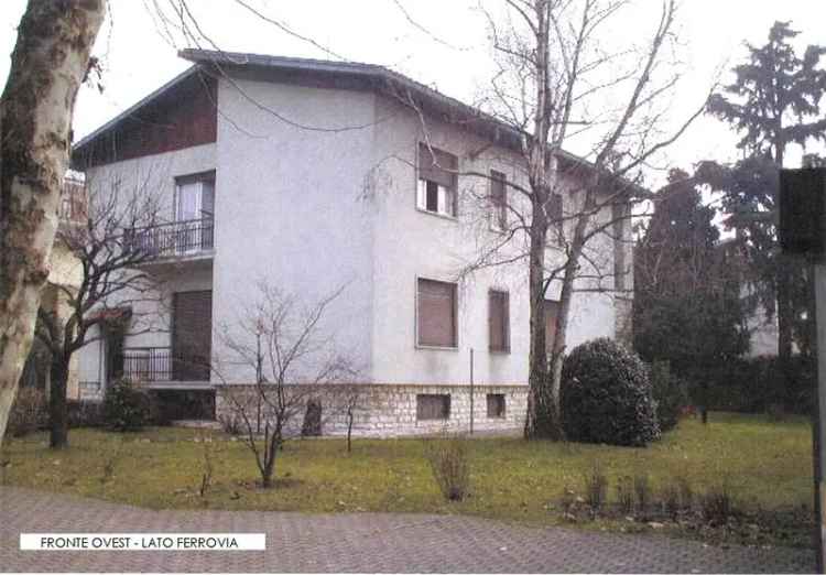 Villa in PAISIELLO 28, Monza, 14 locali, 2 bagni, giardino privato