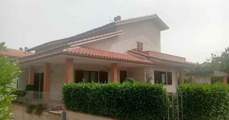 Villa singola in Via Otello Biondi, Fabriano, 10 locali, 4 bagni