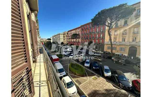 Affitto 5 camera appartamento di 200 m² in Naples