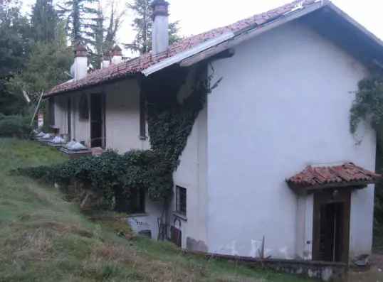 VILLA CON TRE CAMERE, TRE BAGNI, TERRAZZO E CASA CUSTODE