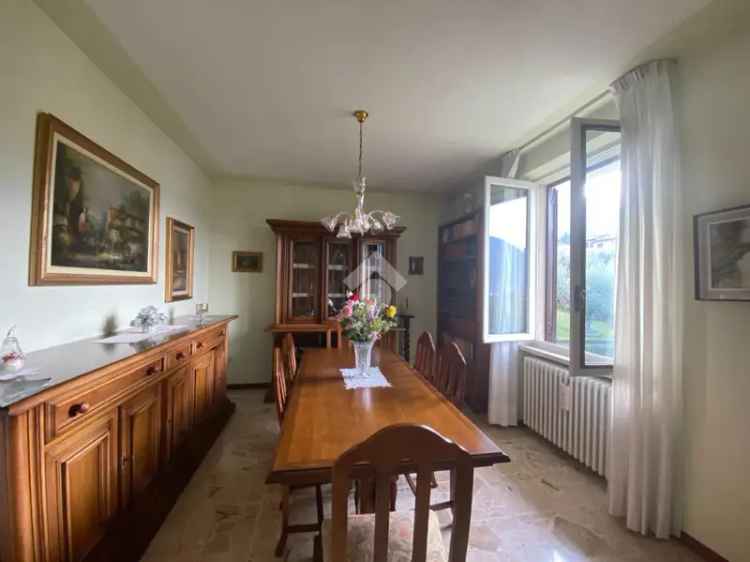 Appartamento in Villa Bifamiliare con Vista Lago