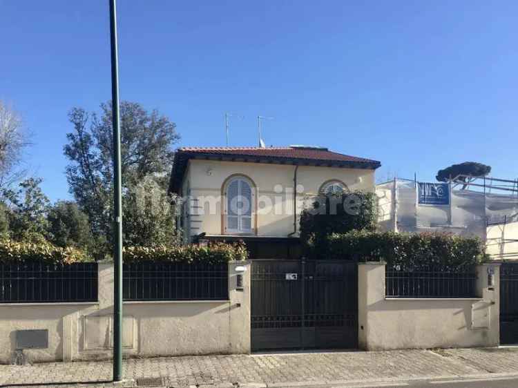 Villa bifamiliare via Giuseppe Mazzini 182, Vittoria Apuana, Forte dei Marmi