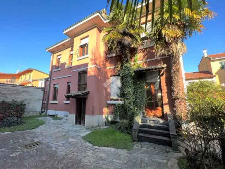 Villa Liberty in Vendita con Giardino e Box Doppio