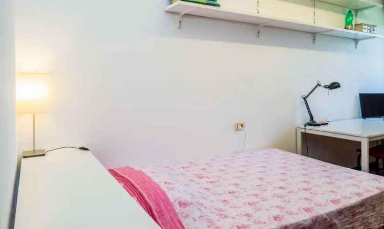 Double Bed in Spacious female only rooms in a 5 bed 2 bath apartment with utilities included, Chiesa Rossa