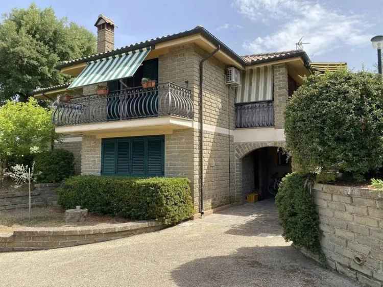 Villa in Via Canale, 00, Manziana (RM)