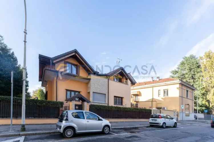 Villa singola in Viale gorizia, Legnano, 5 locali, 4 bagni, con box