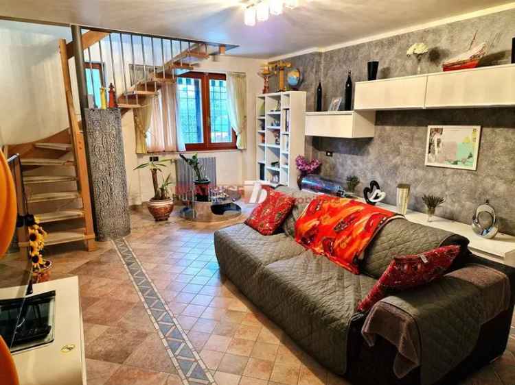 Villa in VIA DI RONCHI, Capannori, 7 locali, 3 bagni, con box, 240 m²