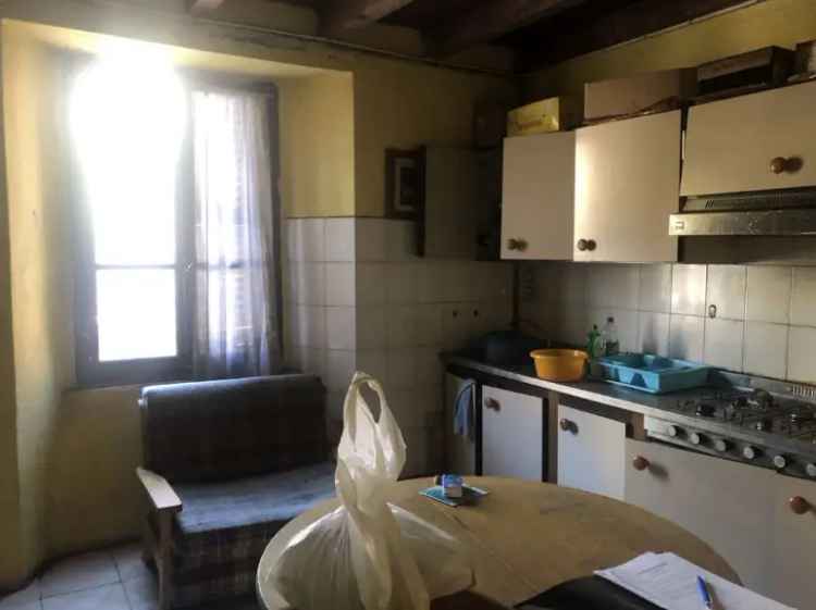 PORZIONE DI CASA SU 4 PIANI CON 5 CAMERE E CUCINA SEPARATA