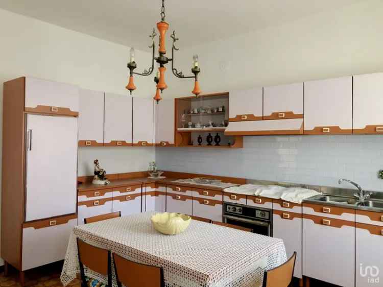 Vendita casa 7 locali di 190 m² in Apecchio (61042) - 69400 - iad