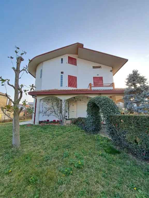 Villa in VILLA ANDREOLI, Lanciano, 9 locali, 4 bagni, 246 m², taverna