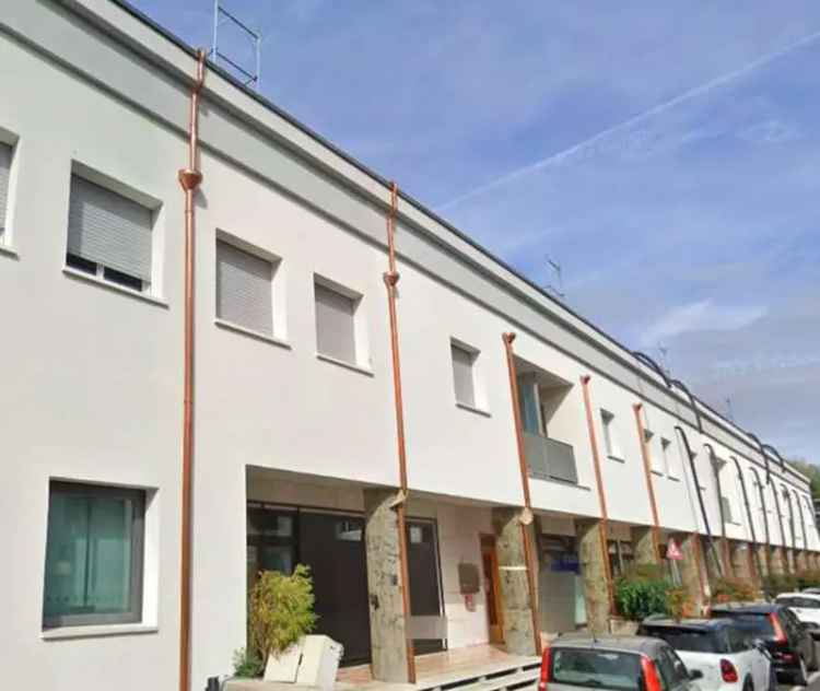 Appartamento in Via Venticinque Aprile, Thiene, 6 locali, 78 m²