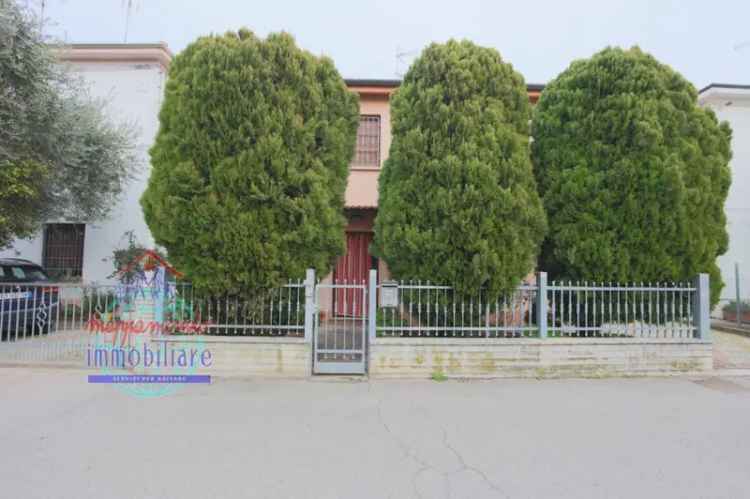 Villa singola in VIA ALBERGHINI, Cento, 6 locali, 2 bagni, con box