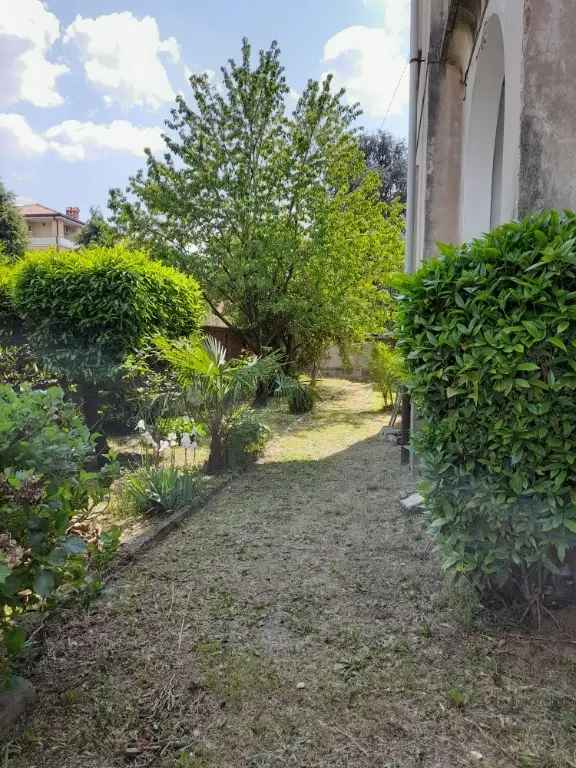 Villa in VIALE ROMA 70, Turate, 8 locali, 2 bagni, giardino privato