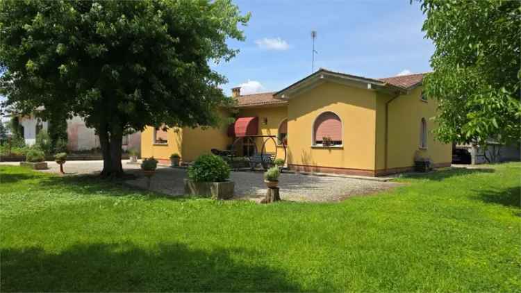 Villa in Piazza San pio X, Goito, 8 locali, 1 bagno, giardino privato